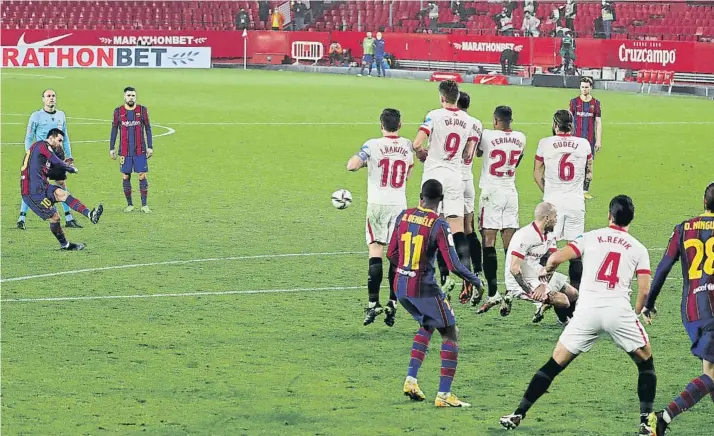  ?? FOTO: PEP MORATA ?? Minuto 89, tres después del 2-0 de Rakitic, Leo Messi botó esta falta directa pero Yassine Bounou se estiró a la base de su poste derecho para evitar el gol que habría dado más opciones al Barça para la vuelta del 3 de marzo