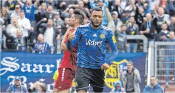  ?? FOTO: IMAGO IMAGES ?? Der Saarbrücke­r Gillian Jurcher (vorne) bejubelt sein Tor zum 2:0, Gino Windmüller ist bedient.