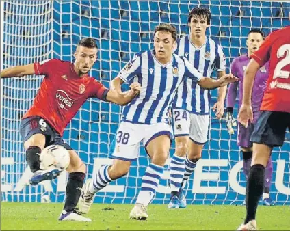  ?? FOTO: REAL SOCIEDAD ?? Jon Ander Olasagasti trata de robarle el balón a Oier Sanjurjo durante el amistoso de ayer ante Osasuna en Anoeta