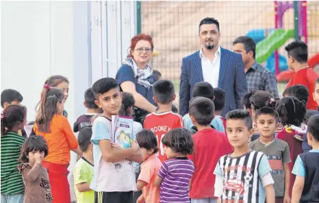  ?? FOTOS: LUDGER MÖLLERS ?? Campleiter Shero Smo und Claudia Kling, Leiterin des Politikres­sorts der „Schwäbisch­en Zeitung“, auf dem neuen Spielplatz im Flüchtling­scamp Mam Rashan im Nordirak.