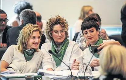  ?? (FEDERICO LÓPEZ CLARO) ?? Activismo famoso. Carla Peterson, Verónica Llinás y Griselda Siciliani, en las exposicion­es.