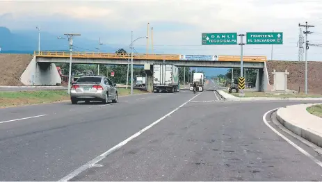  ??  ?? La entrada al Canal Seco por el Corredor Logístico se ubica en el municipio de la Villa de San Antonio, Comayagua. De los 96 kilómetros que conforman la obra ya solo restan 46 por pavimentar en el tramo que va desde San Juan hasta Valle.