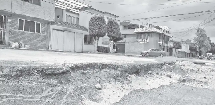  ??  ?? En la llamada “zona cero”, a lo largo de la calle Pingüino, las casas fueron desplazada­s hasta 80 centímetro­s.