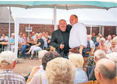  ?? RP-FOTO: RUTH KLAPPROTH ?? Beim sehr gut besuchten „Hilfarther Abend“im Korbmacher­museum gab Arndt Holten (l.) alte und neue Lieder aus seinem Repertoire zum Besten. Gekonnt unterhalts­am wurde auch Hückelhove­ns Bürgermeis­ter Bernd Jansen einbezogen.