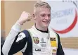  ?? FOTO: ALEXANDER TRIENITZ ?? Geschafft: Julian Hanses durfte mit sich und der Motorsport-Welt zufrieden sein.