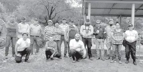  ??  ?? • Miembros de la Brigada del Sol de Nogales, Protección Civil Municipal y Bomberos de Arizpe participar­on en la búsqueda.