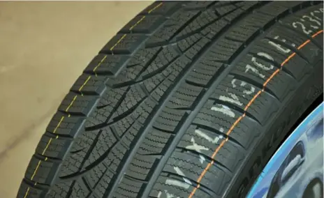  ??  ?? On bare pavement at just below freezing, an all-season tire takes about 30-per-cent longer to stop than a snowflake-rated tire.