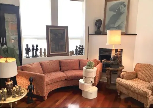  ??  ?? All of the furniture and art in the family’s great room, anchored by a curved Dunbar couch, are available in the Claude Barnett and Etta Moten Barnett estate sale.
