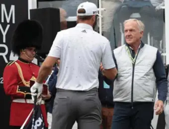  ?? FOTO ISOPIX ?? Greg Norman; gewezen nummer één van de wereld, werd als ambassadeu­r aangeduid om de LIV Golf Series uit te bouwen. Dustin Johnson (met pet) ging alvast overstag.