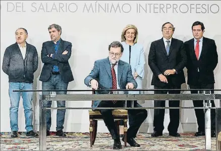  ?? EMILIA GUTIÉRREZ ?? Álvarez, Sordo, Rajoy, Báñez, Rosell y Garamendi, ayer en el palacio de la Moncloa