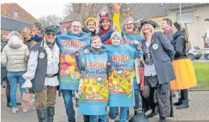  ?? FOTO: RUTH KLAPPROTH ?? Eine Narrengrup­pe wartet auf den Zug in Hilfarth.