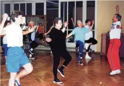  ?? ARCHIV-BILD: HANS-GEORG KREMER ?? Manfred Rosemann (rechts) Anfang der 1990er-Jahre mit seiner FitnessGym­nastikgrup­pe.