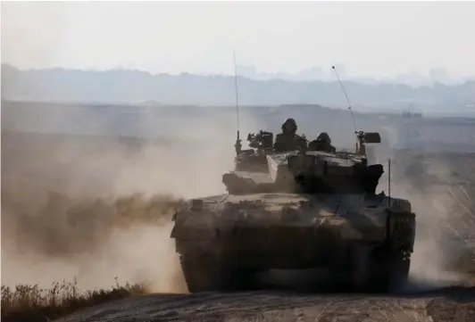  ?? ?? ► Un tanque israelí maniobra cerca de la frontera de Israel con Gaza, en medio del actual conflicto con Hamas.