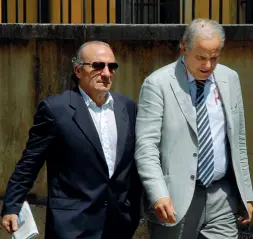  ??  ?? Condannato­L’ex comandante della Finanza di Arzignano, Luigi Giovine, con il suo avvocato Riccardo Benvegnù