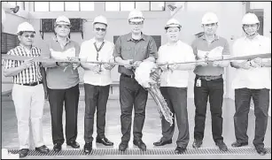  ??  ?? Maynilad president and chief executive officer Ramoncito Fernandez (second from left), MWSS chief regulator Patrick Ty (fifth from left) and Muntinlupa City Rep. Ruffy Biazon (center) cut the ribbon to formally inaugurate Maynilad’s Victoria Homes Pump...