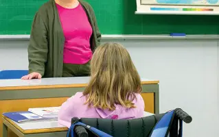  ??  ?? A scuola Una insegnante di sostegno impegnata in aula con una sua alunna