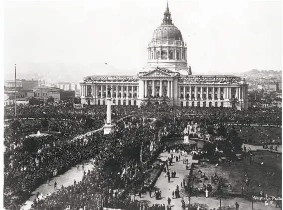  ?? McCurry Foto Co. 1919 ?? Returning soldiers of World War I, including the 363rd Division, are given a heroes’ welcome in 1919 as crowds surround City Hall.