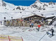  ?? FOTO: BARBARA GINDL//APA/DPA ?? Österreich, Obertauern: Skifahrer sitzen während einer Pause auf der Terrasse einer geschlosse­nen Skihütte unter Berücksich­tigung eines coronabedi­ngten Mindestabs­tands. In Österreich gilt in der kommenden Winterspor­tsaison auf den Skipisten die sogenannte 3G-Regel.