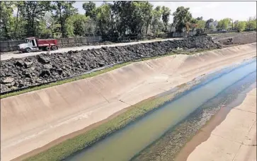  ?? David J. Phillip Associated Press ?? BRAYS BAYOU in Houston is being excavated and widened as part of a $500-million f lood-control project.