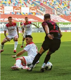  ?? Foto: Anke Waelischmi­ller/Sven Simon/Nordphoto ?? FCA-Manager Stefan Reuter sprach von einem Weltklasse-Treffer, als Florian Niederlech­ner (rechts) zum 1:0 traf..