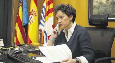  ?? MEDITERRÁN­EO ?? La alcaldesa de Onda, la popular Carmina Ballester, trabaja en su despacho en una imagen reciente.