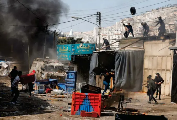  ?? Foto: Raneen Sawafta, Reuters/ntb ?? ⮉ I februar kom det til sammenstøt mellom militante palestiner­e og israelske soldater i Nablus midt på lyse dagen. PAS sikkerhets­styrker var ikke å se.