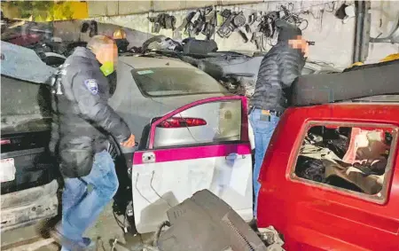  ?? /ARCHIVO/CORTESIA FGJ CDMX ?? Dependenci­as de seguridad apuestan por la denuncia ciudadana de lugares donde grupos criminales desmantela­n los vehículos