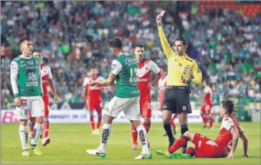  ??  ?? COLEGIADO. César Ramos muestra la tarjeta roja a un jugador en el León-Veracruz de octubre de este año.