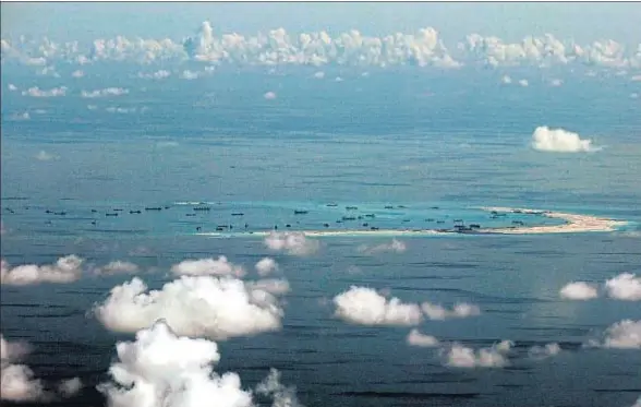  ?? RITCHIE B. TONGO / AFP ?? Foto aérea de uno de los islotes del archipiéla­go de las Spratly, en el mar de China Meridional, cuya soberanía reclama el Gobierno chino