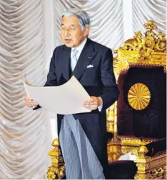  ?? Foto: Franck Robichon, dpa ?? Tenno Akihito bei der Eröffnung des Parlaments. Dem japanische­n Kaiser fallen öffentlich­e Auftritte zunehmend schwer.