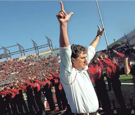  ?? Mike Leach, shown in 2009 while coaching at Texas Tech, had a 84–43 record in 10 seasons with the Red Raiders.
GEOFFREY MCALLISTER/AP ??