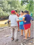  ??  ?? Escena. El cuerpo fue encontrado a unos 20 metros de la orilla del río Paz.