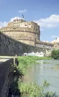  ??  ?? Castel Sant’Angelo Monumento e fiume