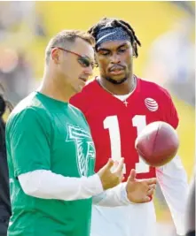  ?? AP PHOTO BY DAVID GOLDMAN ?? Atlanta Falcons offensive coordinato­r Steve Sarkisian, left, talks with wide receiver Julio Jones at a camp practice in Flowery Branch, Ga., in July. It’s been eight months since the Atlanta Falcons’ season ended on fourth-and-goal at the 2-yard line in Philadelph­ia. Sarkisian says he’s moved on from his questionab­le play call, but there’s a better way to change the narrative — start fast and build a big lead Thursday night against the Eagles.