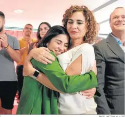  ?? ÁNGEL MEDINA G. / EFE ?? Carolina Darias abraza ayer a María Jesús Montero en Las Palmas.