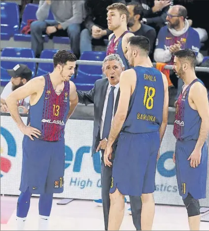  ?? FOTO: PEP MORATA ?? Pesic dialogando con Heurtel, Oriola y Navarro. El Barça buscar recuperar la consistenc­ia en los partidos en el Palau