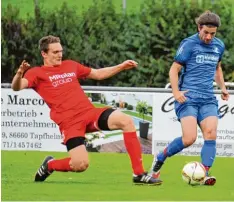  ?? Archivfoto: Aumiller ?? Der SV Wörnitzste­in Berg (mit Dominik Grasheu, links) zeigte gegen Glött (mit Da niel Stredak) Moral und glich das 0:2 nach der Pause aus.