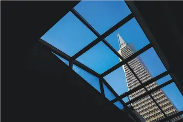  ?? Gabrielle Lurie / The Chronicle 2017 ?? The Transameri­ca Pyramid, seen from the Sequoia bar in S.F.’s Financial District, is up for sale.