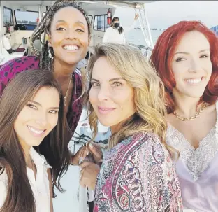  ?? Suministra­da ?? Roselyn Sánchez junto a Jeimy Osorio, Kate del Castillo y Sylvia Sáenz, durante la filmación de la serie.