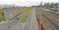  ?? RP-FOTO: PFW ?? Wie eine Geisterstr­aße: Vor ein paar Tagen war der rechte Fahrstreif­en der Toulouser Allee noch zugeparkt.