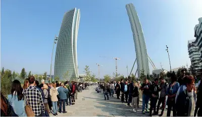  ??  ?? I nuovi grattaciel­i di Milano sono stati visitati da migliaia di persone: la Torre Hadid è stata chiusa per il massiccio afflusso