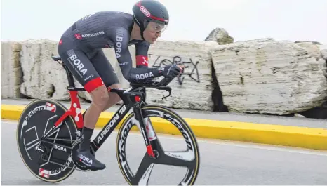  ?? FOTO: IMAGO ?? Emanuel Buchmann auf der Zeitfahrma­schine bei der Rundfahrt Tirreno – Adriatico.