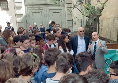  ??  ?? L’ex procurator­e capo di Firenze Giuseppe Quattrocch­i, qualche tempo fa, tra i ragazzi delle scuole in via dei Georgofili