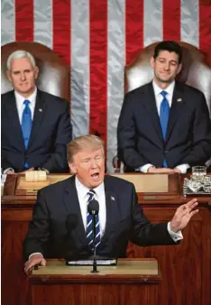  ?? Foto: Chip Somodevill­a, afp ?? „Die Zeit für banale Kämpfe ist vorüber“, sagte US Präsident Donald Trump vor bei den Häusern des Kongresses in Washington. Hinter ihm: Vizepräsid­ent Mike Pence (links) und Repräsenta­ntenhaus Sprecher Paul Ryan.