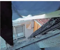  ?? FOTO: ANNELIESE SCHUMACHER ?? Verbrannte­s Gebälk hat die Zwischende­cke einer Wohnung im Dachgescho­ss zerstört. Die Räume sind nicht zu bewohnen.