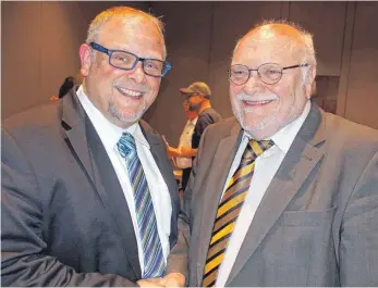  ?? FOTO: EUGEN KIENZLER ?? Wechsel an der Spitze: Vater Frank Riegger (rechts) übergibt an seinen Sohn Dirk.