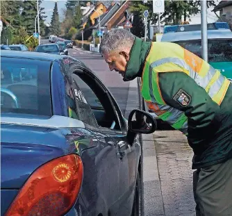  ?? FOTO: BECKER & BREDEL ?? Rastpfuhl, Mittwoch, 14 Uhr: Die Polizei kontrollie­rt alle Malstatter Ausfallstr­aßen.