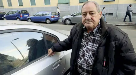  ??  ?? Sulla strada Ruggiero, 72 anni, pensionato, a fianco dell’automobile dove ha vissuto negli ultimi sette anni