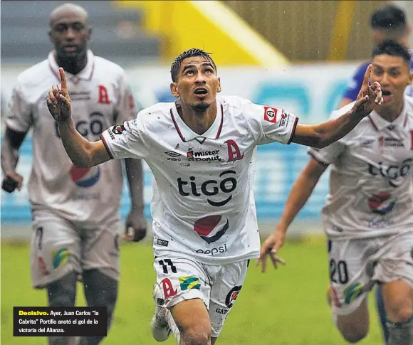  ??  ?? Decisivo. Ayer, Juan Carlos “la Cabrita” Portillo anotó el gol de la victoria del Alianza.