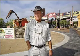  ?? TOM DODGE / THE COLUMBUS DISPATCH ?? Jack Hanna stands in front of the Columbus Zoo and Aquarium in Powell in a 2013 photo. It’s been a challengin­g year that began with the first day of Hanna’s retirement after 42 years and later included a financial scandal, the loss of its main accreditat­ion and allegation­s in an unflatteri­ng documentar­y.